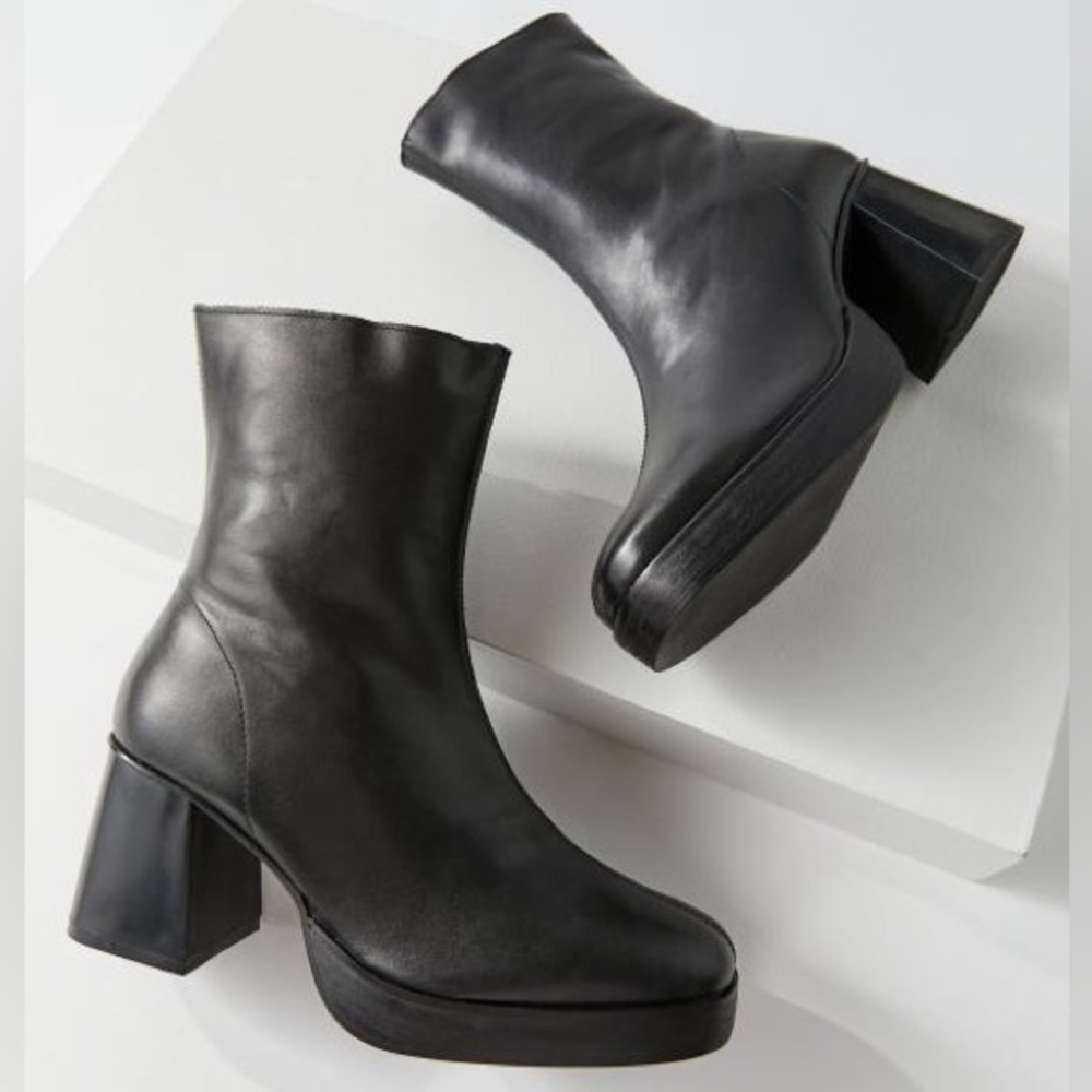 UO Lara Zip Up Boot size 9